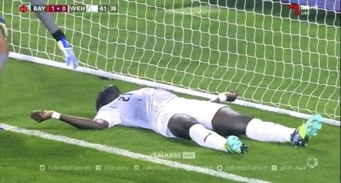 لاعب الوكرة يتعرض للإغماء في الدوري القطري.. والحكم يُنهي المباراة (فيديو)